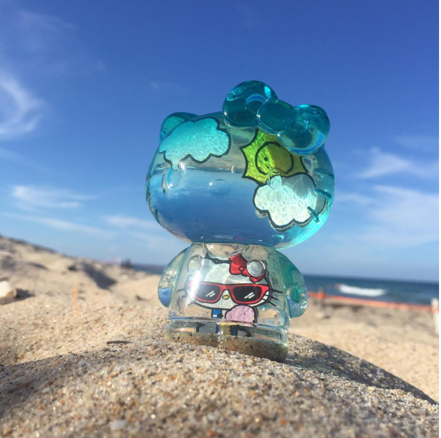 The Daily Crate | Looter Love: Sanrio Small Gift Crate's Hello Kitty Beach Figure!